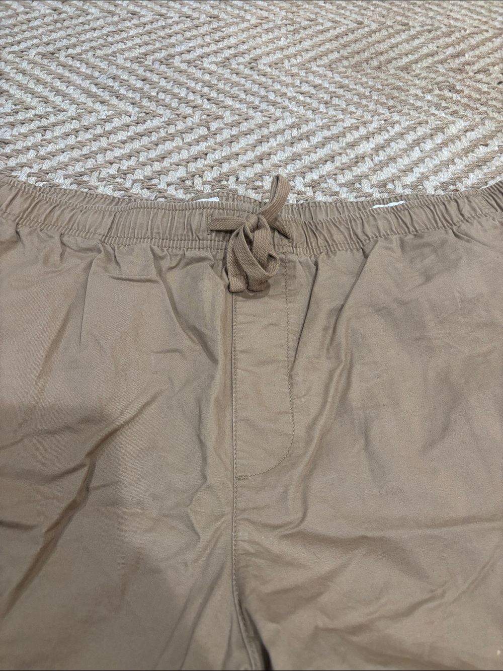GAP Men's Drawstring Athletic Shorts in Tan - Picture 2 of 5